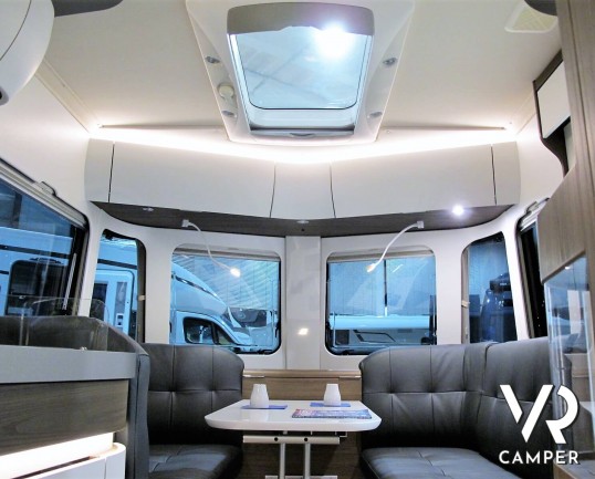 Eriba Touring 820: caravan 4 posti, lunga 8,5 metri, con dinette face-to-face e letto matrimoniale. Visuale panoramica a 180°. Nuova costruzione aerodinamica. In vendita da VR Camper.