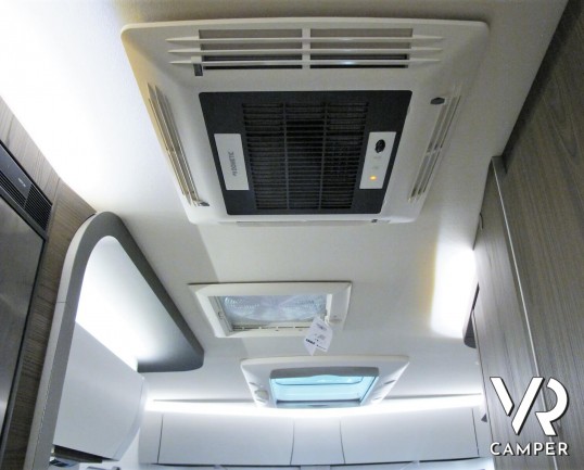 Eriba Touring 820: caravan 4 posti, lunga 8,5 metri, con dinette face-to-face e letto matrimoniale. Visuale panoramica a 180°. Nuova costruzione aerodinamica. In vendita da VR Camper.