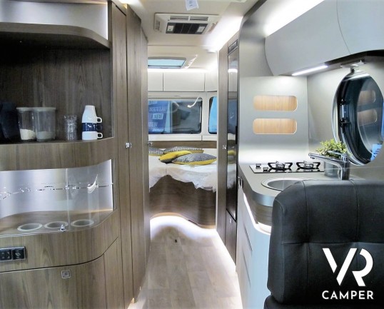 Eriba Touring 820: caravan 4 posti, lunga 8,5 metri, con dinette face-to-face e letto matrimoniale. Visuale panoramica a 180°. Nuova costruzione aerodinamica. In vendita da VR Camper.