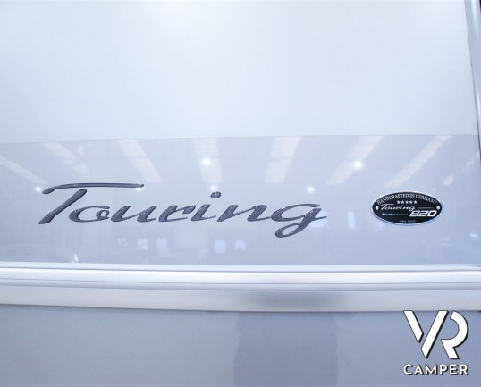 Eriba Touring 820: caravan 4 posti, lunga 8,5 metri, con dinette face-to-face e letto matrimoniale. Visuale panoramica a 180°. Nuova costruzione aerodinamica. In vendita da VR Camper.