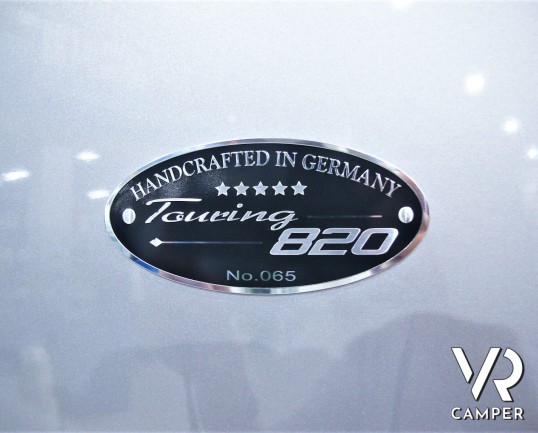 Eriba Touring 820: caravan 4 posti, lunga 8,5 metri, con dinette face-to-face e letto matrimoniale. Visuale panoramica a 180°. Nuova costruzione aerodinamica. In vendita da VR Camper.