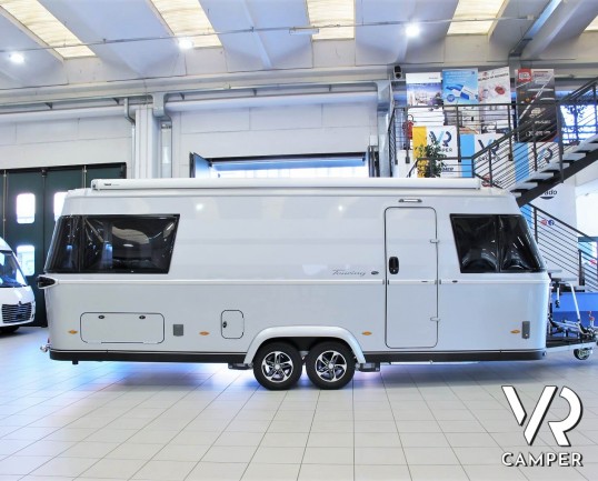 Eriba Touring 820: caravan 4 posti, lunga 8,5 metri, con dinette face-to-face e letto matrimoniale. Visuale panoramica a 180°. Nuova costruzione aerodinamica. In vendita da VR Camper.