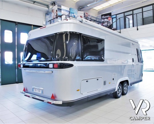 Eriba Touring 820: caravan 4 posti, lunga 8,5 metri, con dinette face-to-face e letto matrimoniale. Visuale panoramica a 180°. Nuova costruzione aerodinamica. In vendita da VR Camper.