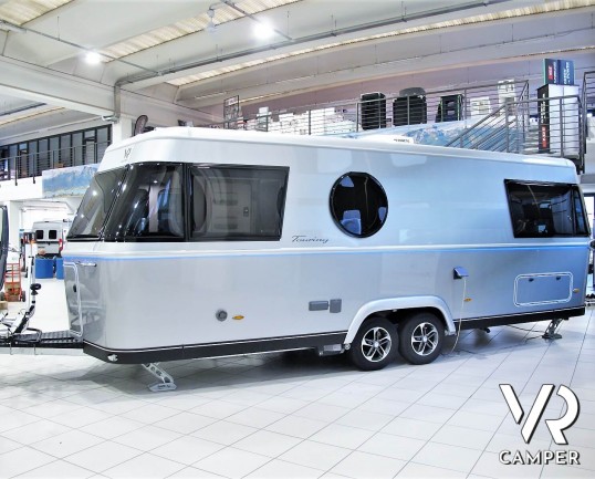 Eriba Touring 820: caravan 4 posti, lunga 8,5 metri, con dinette face-to-face e letto matrimoniale. Visuale panoramica a 180°. Nuova costruzione aerodinamica. In vendita da VR Camper.