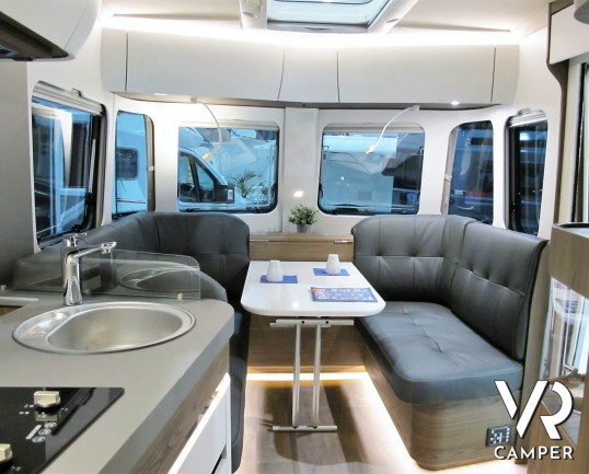 Eriba Touring 820: caravan 4 posti, lunga 8,5 metri, con dinette face-to-face e letto matrimoniale. Visuale panoramica a 180°. Nuova costruzione aerodinamica. In vendita da VR Camper.