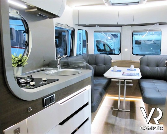 Eriba Touring 820: caravan 4 posti, lunga 8,5 metri, con dinette face-to-face e letto matrimoniale. Visuale panoramica a 180°. Nuova costruzione aerodinamica. In vendita da VR Camper.