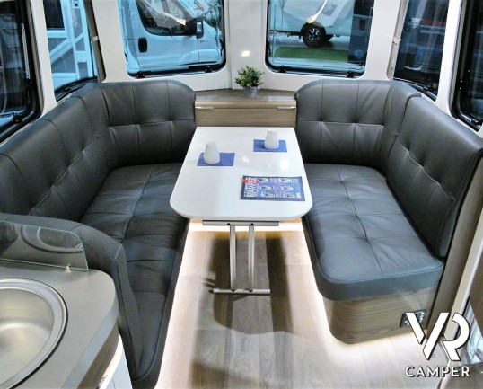 Eriba Touring 820: caravan 4 posti, lunga 8,5 metri, con dinette face-to-face e letto matrimoniale. Visuale panoramica a 180°. Nuova costruzione aerodinamica. In vendita da VR Camper.