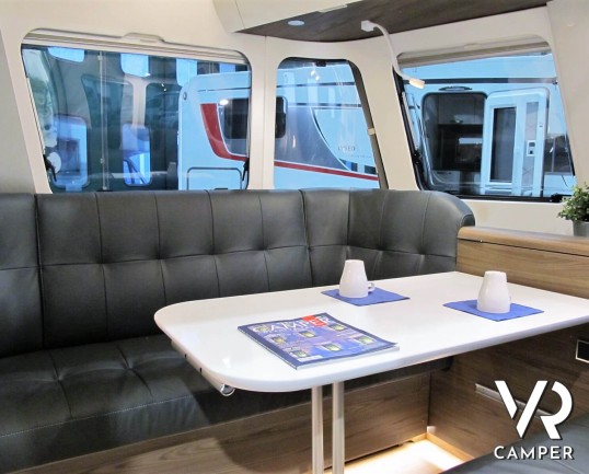 Eriba Touring 820: caravan 4 posti, lunga 8,5 metri, con dinette face-to-face e letto matrimoniale. Visuale panoramica a 180°. Nuova costruzione aerodinamica. In vendita da VR Camper.