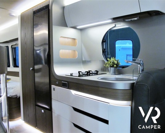 Eriba Touring 820: caravan 4 posti, lunga 8,5 metri, con dinette face-to-face e letto matrimoniale. Visuale panoramica a 180°. Nuova costruzione aerodinamica. In vendita da VR Camper.