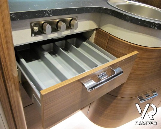 Hymer BMC-I 680: camper nuovo motorhome su Mercedes Benz 170 CV, con letti gemelli e garage, patente C. In vendita da VR CAMPER a Torino - Druento.