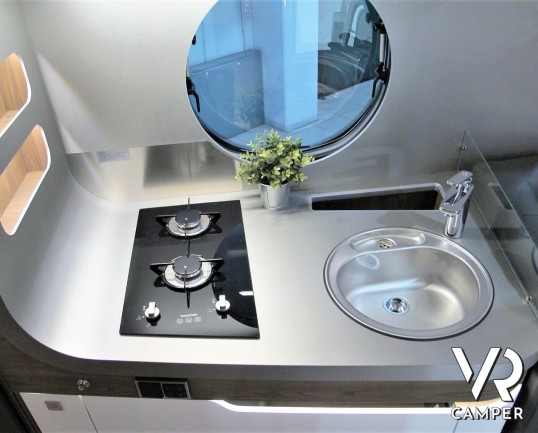 Eriba Touring 820: caravan 4 posti, lunga 8,5 metri, con dinette face-to-face e letto matrimoniale. Visuale panoramica a 180°. Nuova costruzione aerodinamica. In vendita da VR Camper.