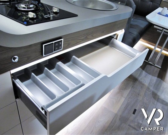 Eriba Touring 820: caravan 4 posti, lunga 8,5 metri, con dinette face-to-face e letto matrimoniale. Visuale panoramica a 180°. Nuova costruzione aerodinamica. In vendita da VR Camper.