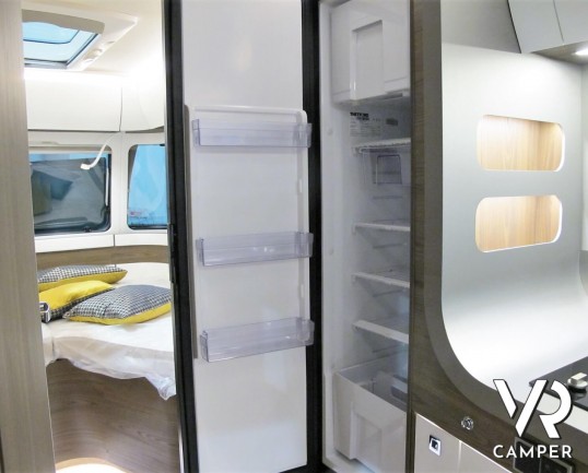 Eriba Touring 820: caravan 4 posti, lunga 8,5 metri, con dinette face-to-face e letto matrimoniale. Visuale panoramica a 180°. Nuova costruzione aerodinamica. In vendita da VR Camper.