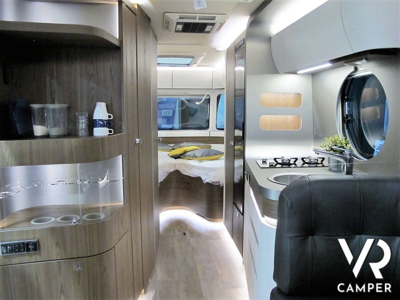Eriba Touring 820: caravan con dinette face-to-face, letto matrimoniale e visuale panoramica a 180°.
