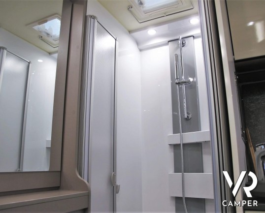 Burstner Lyseo TD 680 Privilège - Camper semintegrale nuovo con dinette face-to-face, letto basculante sopra dinette, bagno ampio posteriore, garage. In vendita da VR Camper a Torino.