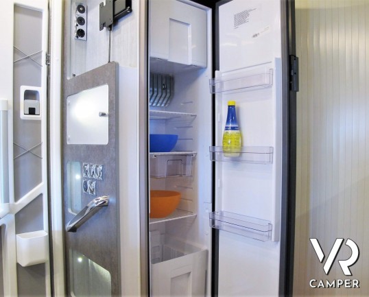 Burstner Lyseo TD 680 Privilège - Camper semintegrale nuovo con dinette face-to-face, letto basculante sopra dinette, bagno ampio posteriore, garage. In vendita da VR Camper a Torino.