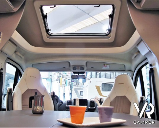 Burstner Lyseo TD 680 Privilège - Camper semintegrale nuovo con dinette face-to-face, letto basculante sopra dinette, bagno ampio posteriore, garage. In vendita da VR Camper a Torino.