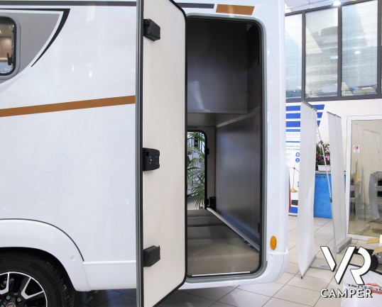 Burstner Lyseo TD 680 Privilège - Camper semintegrale nuovo con dinette face-to-face, letto basculante sopra dinette, bagno ampio posteriore, garage. In vendita da VR Camper a Torino.
