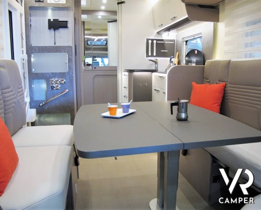 Burstner Lyseo TD 680 Privilège - Camper semintegrale nuovo con dinette face-to-face, letto basculante sopra dinette, bagno ampio posteriore, garage. In vendita da VR Camper a Torino.