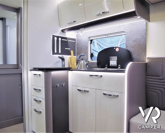 Burstner Lyseo TD 680 Privilège - Camper semintegrale nuovo con dinette face-to-face, letto basculante sopra dinette, bagno ampio posteriore, garage. In vendita da VR Camper a Torino.