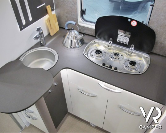 Burstner Lyseo TD 680 Privilège - Camper semintegrale nuovo con dinette face-to-face, letto basculante sopra dinette, bagno ampio posteriore, garage. In vendita da VR Camper a Torino.