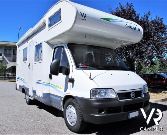 Chausson Welcome 17: camper usato mansardato con 6 posti letto. Dotato di portabici, 2° batteria servizi, pannello solare, sospensioni. Su Ducato 146 CV.