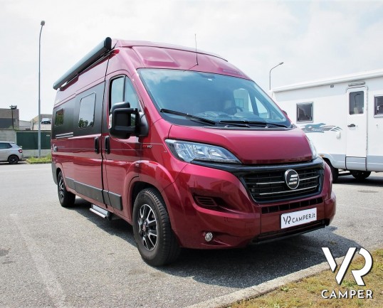 Hymer Grand Canyon: camper furgonato recente colore rosso, con tetto sollevabile e 4 posti letto. Dotazione completa di accessori. Su Fiat Ducato 150 CV.