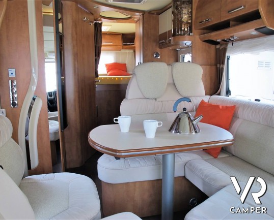 Carthago Chic C-Line 4.2: camper usato sotto i 7 metri. 4 posti letto, con letto matrimoniale + basculante. Su Fiat Ducato 150 CV. In vendita da VR Camper.