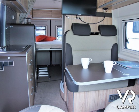 Hymer Grand Canyon: camper furgonato recente colore rosso, con tetto sollevabile e 4 posti letto. Dotazione completa di accessori. Su Fiat Ducato 150 CV.