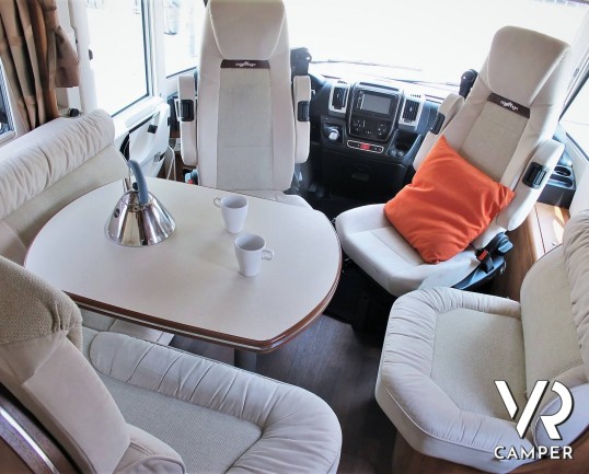 Carthago Chic C-Line 4.2: camper usato sotto i 7 metri. 4 posti letto, con letto matrimoniale + basculante. Su Fiat Ducato 150 CV. In vendita da VR Camper.