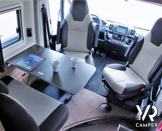 Hymer Grand Canyon: camper furgonato recente colore rosso, con tetto sollevabile e 4 posti letto. Dotazione completa di accessori. Su Fiat Ducato 150 CV.