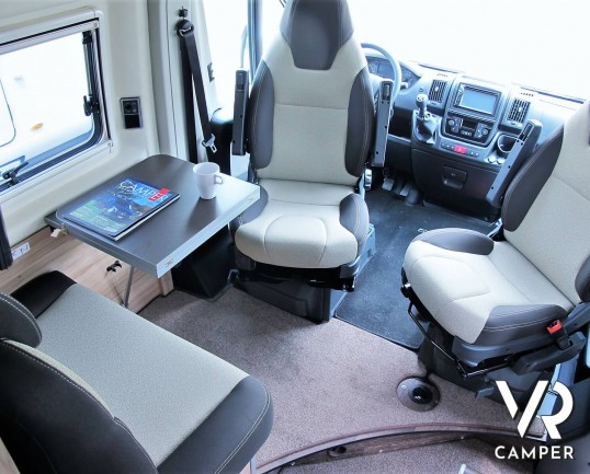 Hymer Grand Canyon: camper furgonato recente colore rosso, con tetto sollevabile e 4 posti letto. Dotazione completa di accessori. Su Fiat Ducato 150 CV.