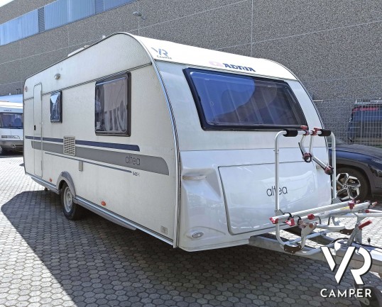 Adria Altea 542 PK - Caravan usata con 6 posti letto, anno 2015, dotata di antenna tv, portabici e stabilizzatore sul timone. In vendita da VR Camper a Torino - Druento.