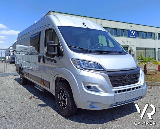 Carado CV 640: camper furgonato nuovo con tetto sollevabile e letti gemelli in coda. Accessoriato con pacchetto Chassis e Pacchetto Base. Su Ducato 140 CV.