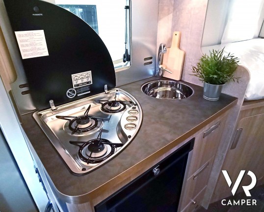 Laika Ecovip L 2009 - Camper nuovo semintegrale con letti gemelli trasformabili in matrimoniale e basculante elettrico. In visione da VR Camper a Torino, Druento