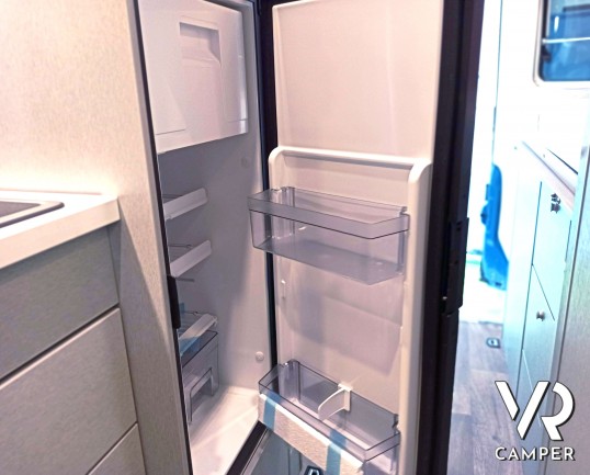 Hymer Van Free 600 S - camper furgonato nuovo su base Mercedes-Benz Sprinter, 170 CV. Dotato di tetto sollevabile e 4 posti letto. In visione da VR Camper