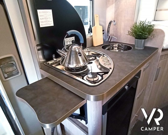 Laika Ecovip L 2009 - Camper nuovo semintegrale con letti gemelli trasformabili in matrimoniale e basculante elettrico. In visione da VR Camper a Torino, Druento