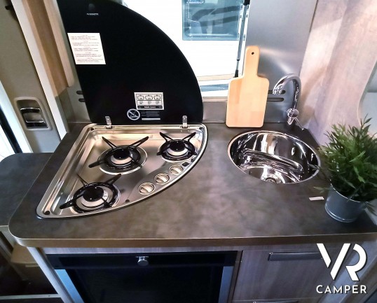 Laika Ecovip L 2009 - Camper nuovo semintegrale con letti gemelli trasformabili in matrimoniale e basculante elettrico. In visione da VR Camper a Torino, Druento