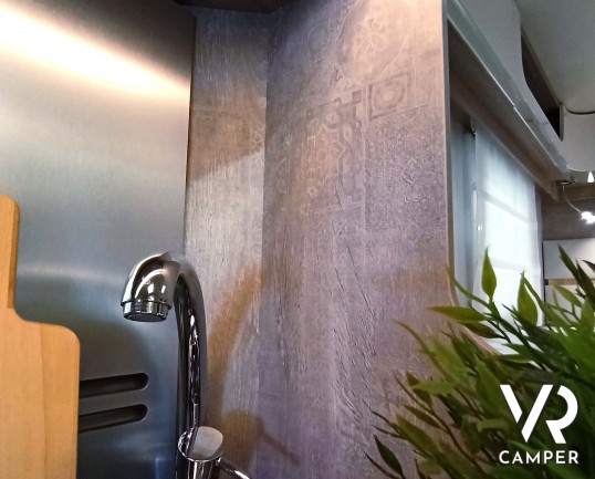 Laika Ecovip L 2009 - Camper nuovo semintegrale con letti gemelli trasformabili in matrimoniale e basculante elettrico. In visione da VR Camper a Torino, Druento