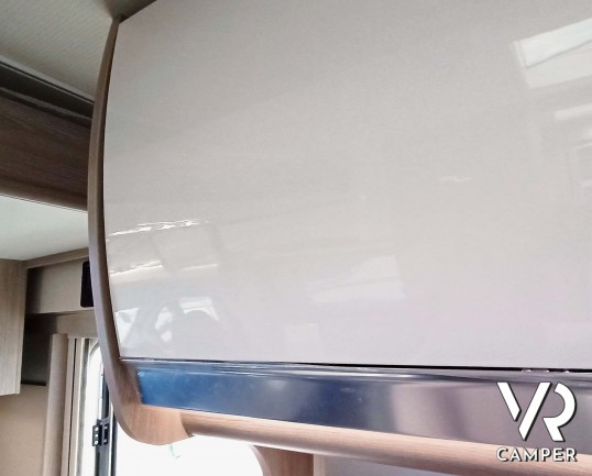 Laika Ecovip L 2009 - Camper nuovo semintegrale con letti gemelli trasformabili in matrimoniale e basculante elettrico. In visione da VR Camper a Torino, Druento