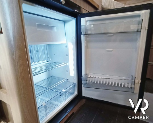 Laika Ecovip L 2009 - Camper nuovo semintegrale con letti gemelli trasformabili in matrimoniale e basculante elettrico. In visione da VR Camper a Torino, Druento