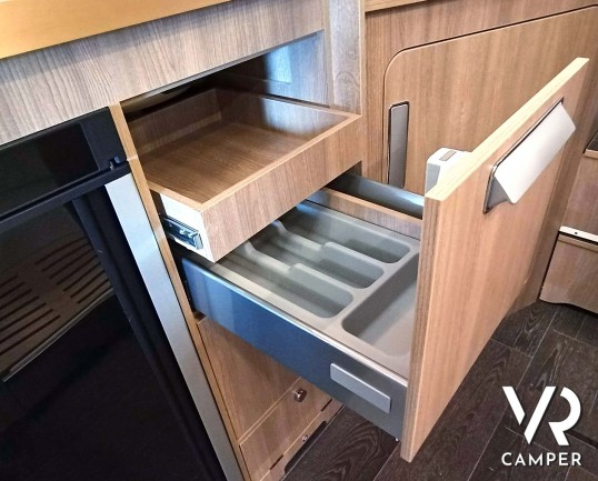 Laika Ecovip L 2009 - Camper nuovo semintegrale con letti gemelli trasformabili in matrimoniale e basculante elettrico. In visione da VR Camper a Torino, Druento