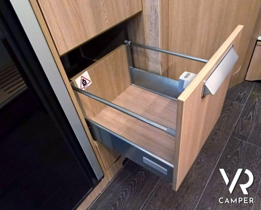 Laika Ecovip L 2009 - Camper nuovo semintegrale con letti gemelli trasformabili in matrimoniale e basculante elettrico. In visione da VR Camper a Torino, Druento