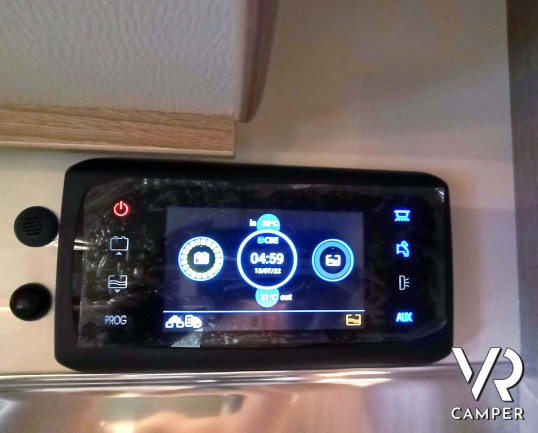 Laika Ecovip L 2009 - Camper nuovo semintegrale con letti gemelli trasformabili in matrimoniale e basculante elettrico. In visione da VR Camper a Torino, Druento