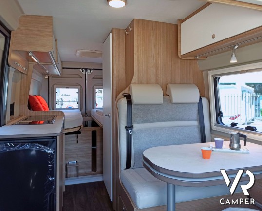 Carado CV 640: camper furgonato nuovo con tetto sollevabile e letti gemelli in coda. Accessoriato con pacchetto Chassis e Pacchetto Base. Su Ducato 140 CV.