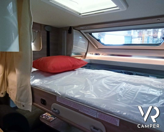 Laika Ecovip L 2009 - Camper nuovo semintegrale con letti gemelli trasformabili in matrimoniale e basculante elettrico. In visione da VR Camper a Torino, Druento