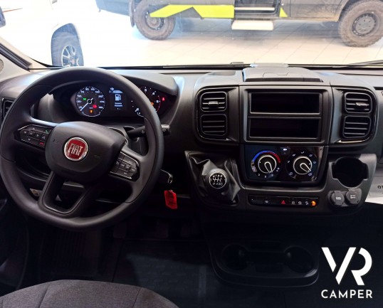 Laika Ecovip L 2009 - Camper nuovo semintegrale con letti gemelli trasformabili in matrimoniale e basculante elettrico. In visione da VR Camper a Torino, Druento