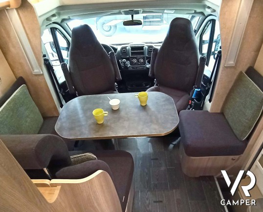 Laika Ecovip L 2009 - Camper nuovo semintegrale con letti gemelli trasformabili in matrimoniale e basculante elettrico. In visione da VR Camper a Torino, Druento