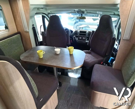 Laika Ecovip L 2009 - Camper nuovo semintegrale con letti gemelli trasformabili in matrimoniale e basculante elettrico. In visione da VR Camper a Torino, Druento