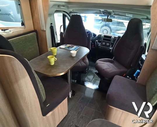 Laika Ecovip L 2009 - Camper nuovo semintegrale con letti gemelli trasformabili in matrimoniale e basculante elettrico. In visione da VR Camper a Torino, Druento